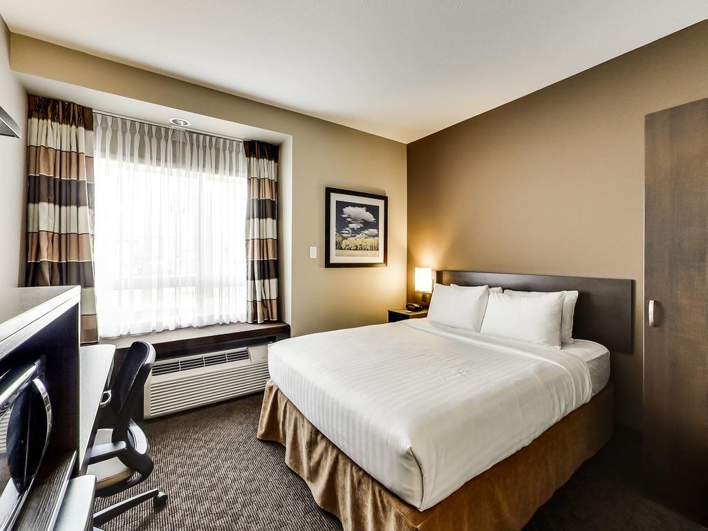 Microtel Inn & Suites By Wyndham Red Deer Penhold Room photo
