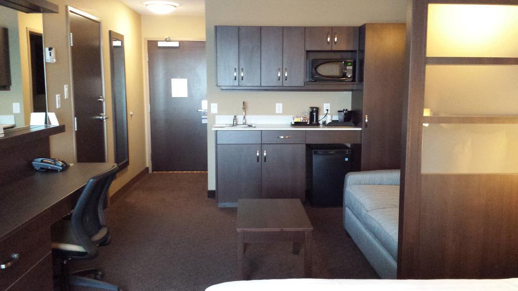 Microtel Inn & Suites By Wyndham Red Deer Penhold Room photo