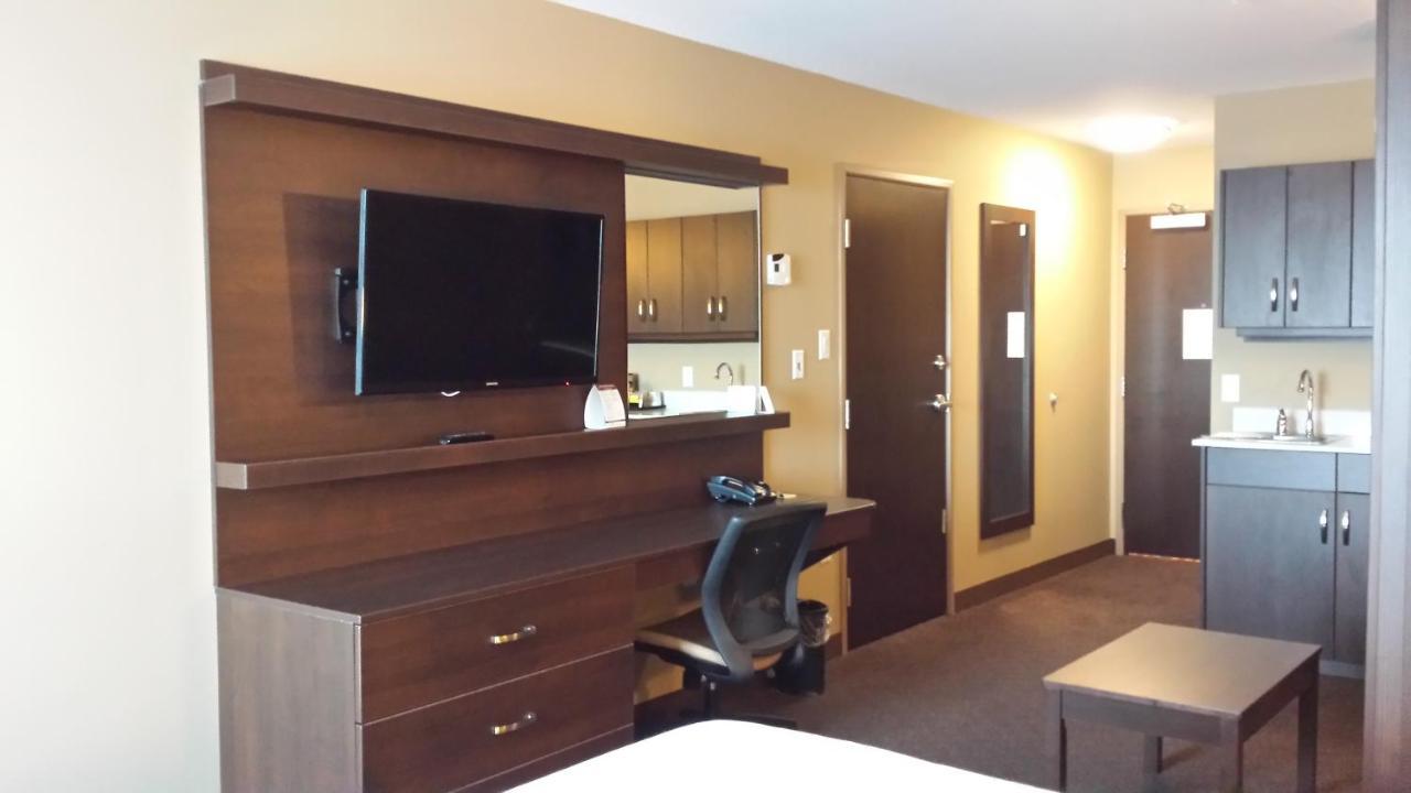 Microtel Inn & Suites By Wyndham Red Deer Penhold Room photo